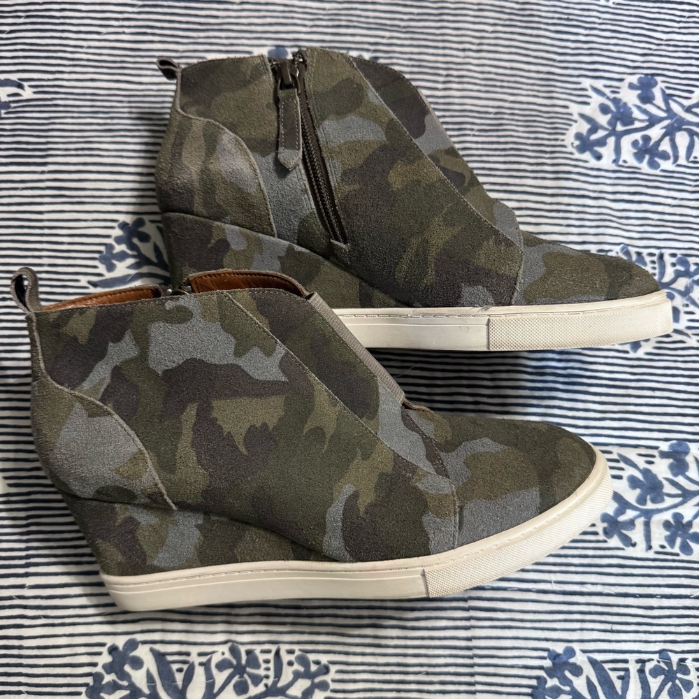 Linea Paola Felicia Camouflage Wedge Sneaker 7.5